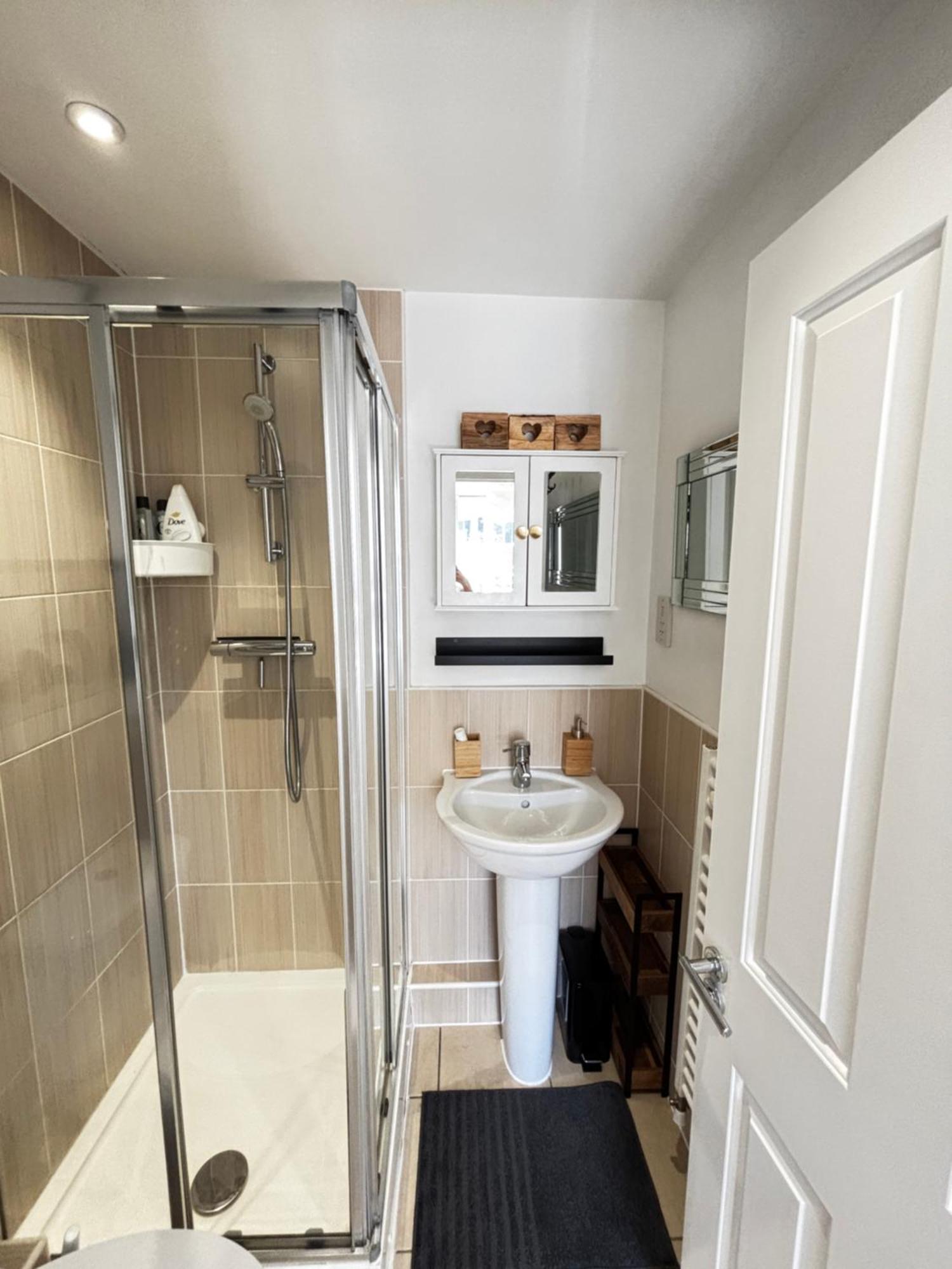 Delux Room With Private Parking, Sleeps 2, Perfect For Cotswold Getaway, Easy A419 Access Blunsdon المظهر الخارجي الصورة